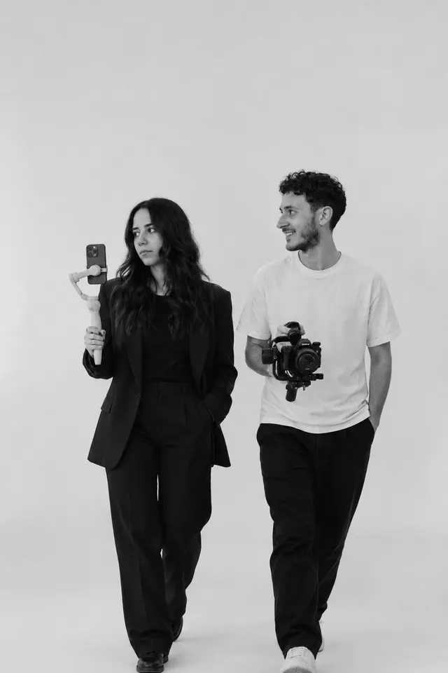 Edina e Federico, founder di Edina Creator Lab, con smartphone su gimbal e fotocamera